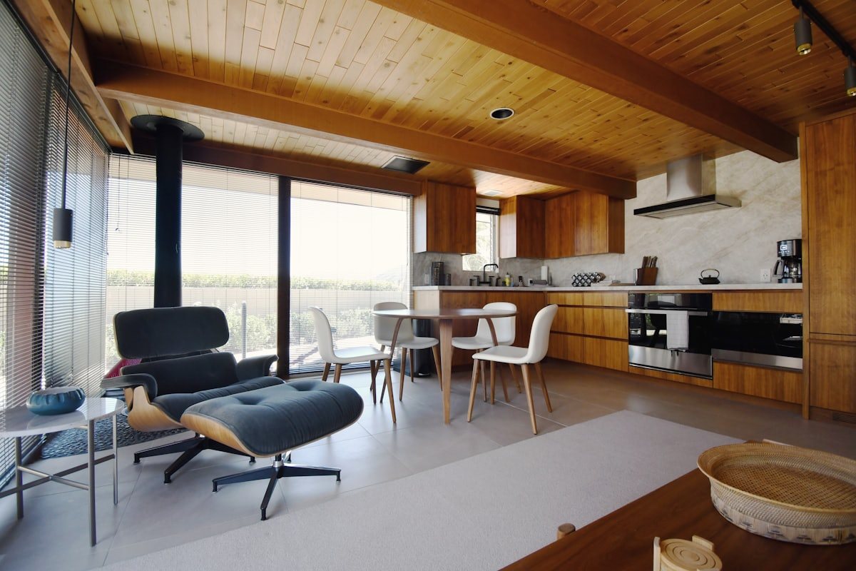 Mid-Century Interieur mit Loungesessel